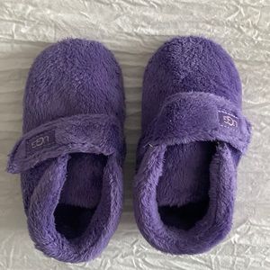 Purple ugg toddler slippers size 4/5 barely used